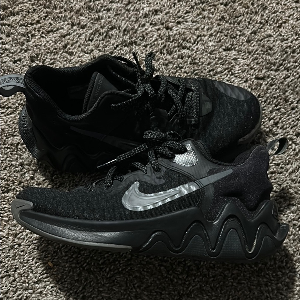 Nike Giannis Immortality sneakers size 5Y